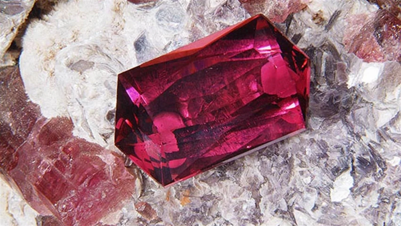 Hiểu về đá Morganite – viên đá đẹp đến nao lòng