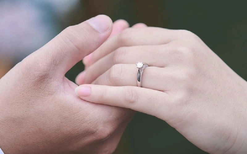 Hướng dẫn lựa chọn nhẫn đính hôn kim cương tiết kiệm chi phí nhất